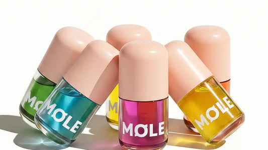 MQLE Lip Oil aromalı dudak yağı şişeleri düzenli dizilmiş