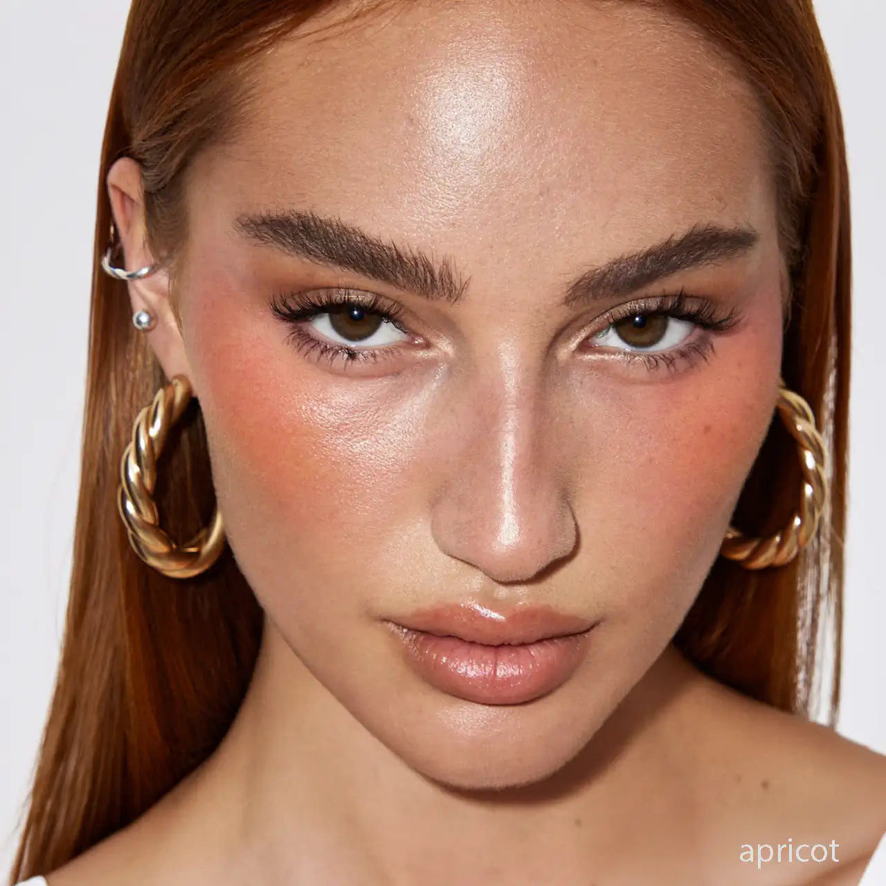 MQLE Glow Blush – APRICOT model uygulaması