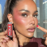 MQLE Glow Blush – POPPY model üzerinde #renk:poppy