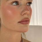 MQLE Melt Stix – 09 SIENNA model üzerinde #renk:09-sienna