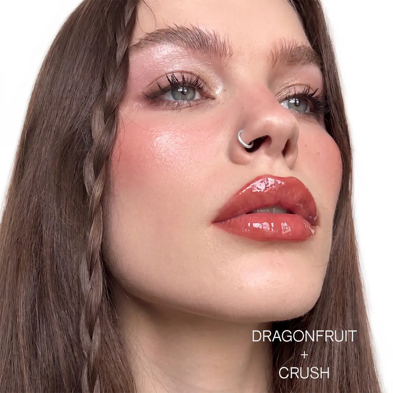 MQLE Gloss & Satin 2'li Ruj ve Dudak Parlatıcısı Seti – Dragon Fruit Hypergloss ve Crush Soft Satin dudak görünümü