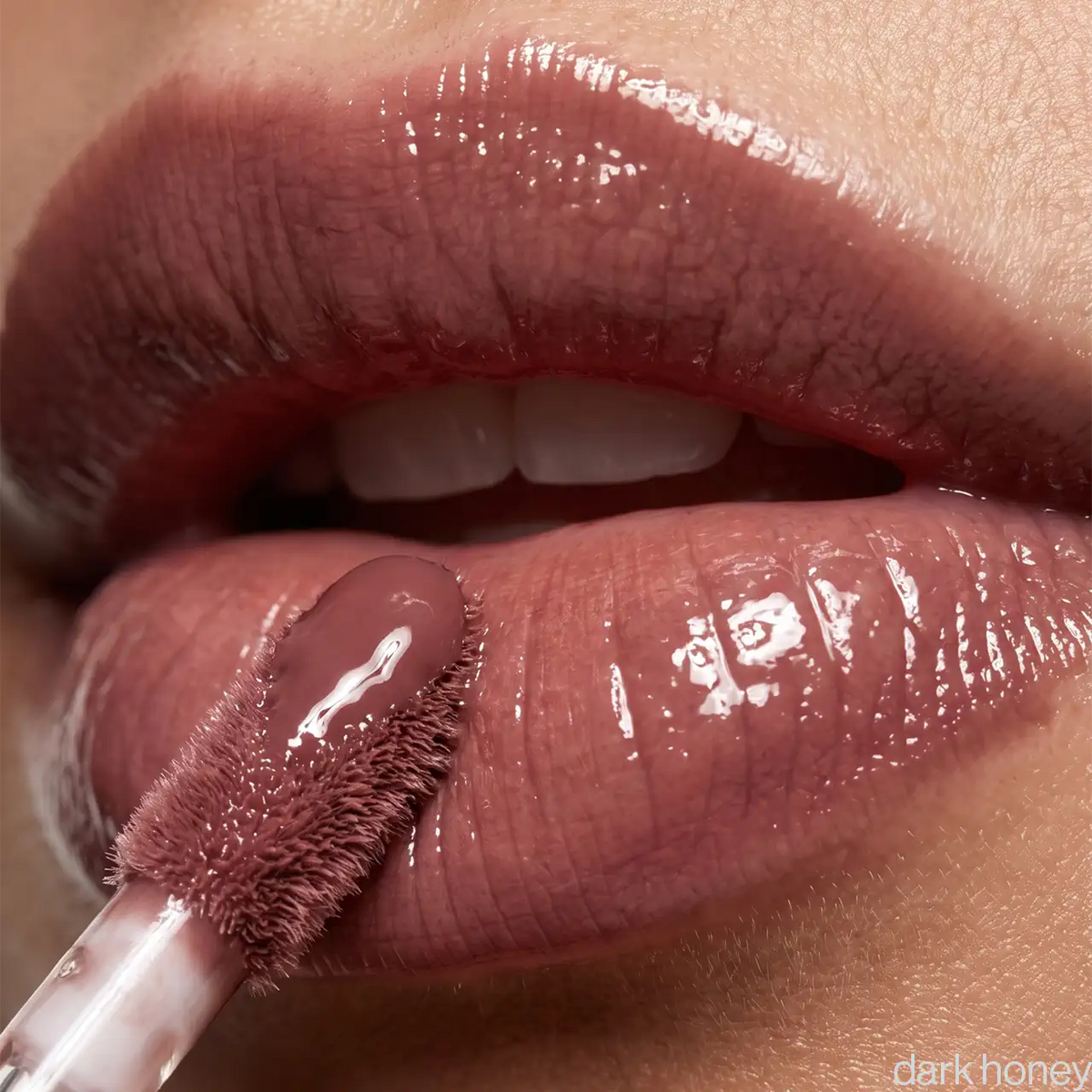 MQLE Hypergloss – DARKHONEY yakın çekim #renk:darkhoney