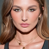 MQLE Velvet Blush – 03 COCOA model üzerinde