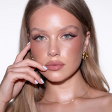 MQLE Velvet Blush – 03 COCOA model üzerinde