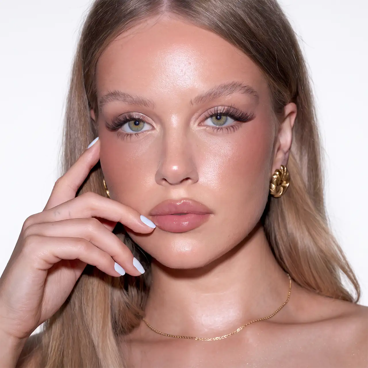 MQLE Velvet Blush – 03 COCOA model üzerinde