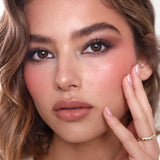 MQLE Velvet Blush – 09 SPICE model üzerinde